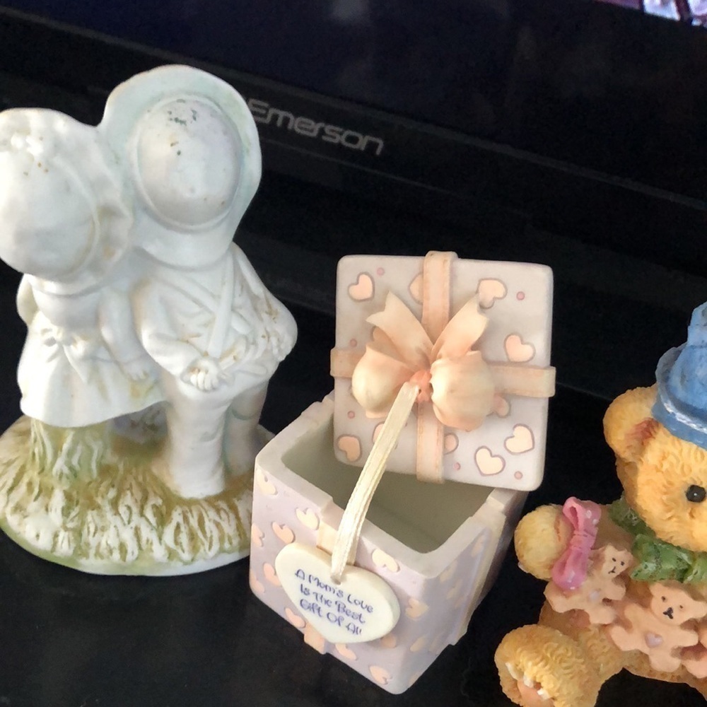3  Figurine/Ornaments